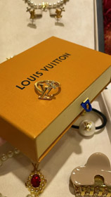 Louis Vuitton LV gold letter diamond small flower ring-0205